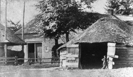 95351 Gezicht op de kopgevels van een boerderij en een schaapskooi te Soest; met links een hooiberg (ged.).